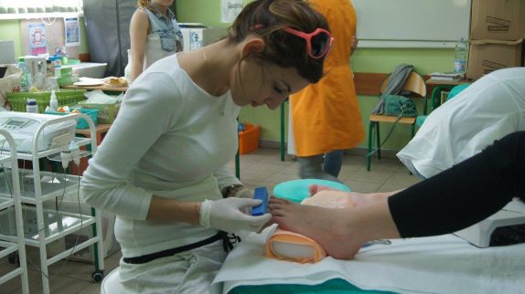 Wykonywanie zabiegów pielęgnacyjnych dłoni i stóp